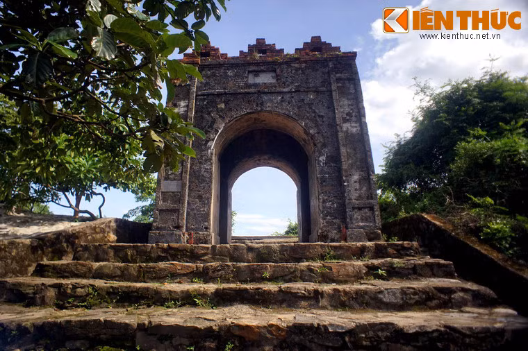 Mặc dù toàn bộ khu vực hứng chịu rất nhiều bom đạn của địch, cánh cổng cổ xưa vẫn đứng vững và trở thành biểu tượng cho tinh thần bất khuất, quật cường để giữ vững huyết mạch giao thông.