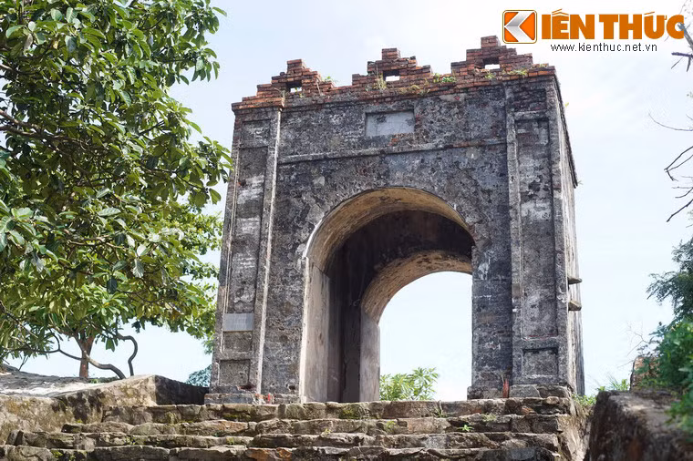 Với người dân địa phương, cánh cổng thường được gọi là Cổng Trời, có nghĩa là điểm cao nhất của con đường trên dãy Hoành Sơn.