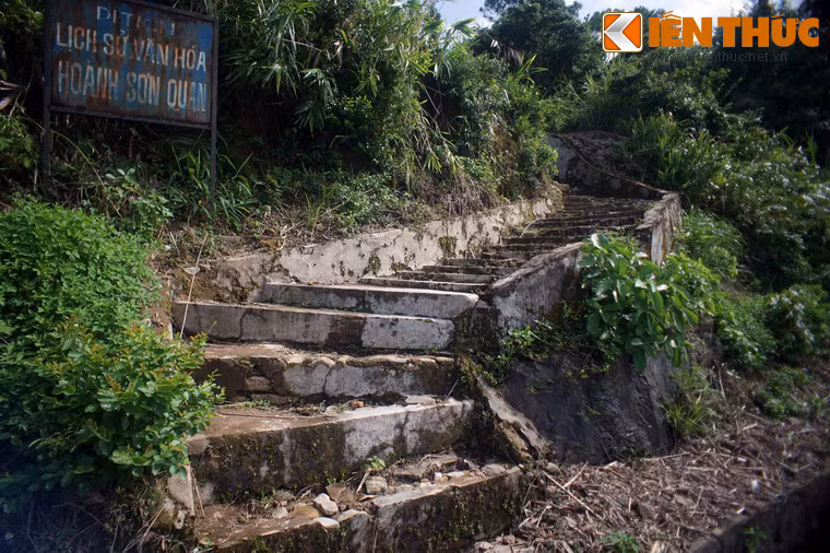 Theo sử sách, từ trước thời nhà Nguyễn trên dãy Hoành Sơn đã có một con đường xây bằng đá nối liền hai bên chân núi, được gọi là đèo Ngang.