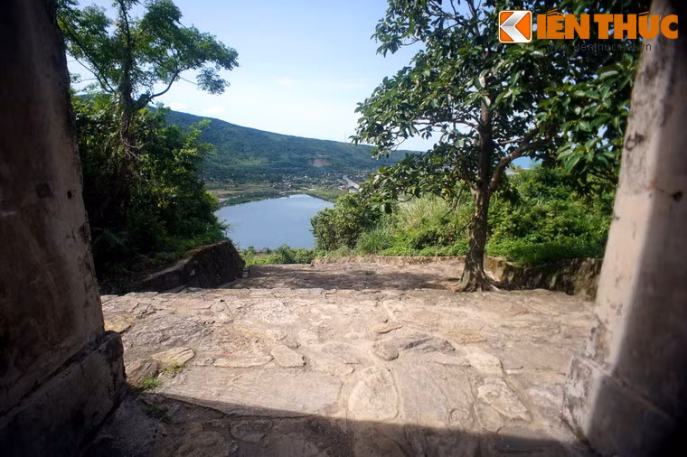 Tạm dịch: Núi cao thế đất uy nghiêm/ Trùng trùng điệp nối liền biển khơi/ Thành xưa trăm tuổi dựng xây/ Đường xa ngàn dặm đi vào ải quan/ Chim chiều tìm tổ về rừng/ Mây bay nửa cánh ôm vòng sườn non/ Chàng Tô còn mãi bôn chôn/ Áo cừu đã rách về không hẹn ngày.