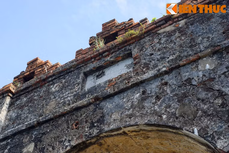 Cổng được đặt tên là Hoành Sơn Quan, theo tên gọi của dãy núi, nằm ở vị trí bao quát được toàn bộ tuyến đường vượt núi độc đạo.