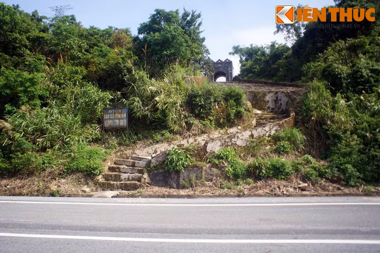 Nằm trên đỉnh đèo Ngang ở khu vực giáp ranh của hai tỉnh Hà Tĩnh và Quảng Bình, Hoành Sơn Quan là một chứng tích ghi dấu nhiều biến động lịch sử củaViệt Nam.