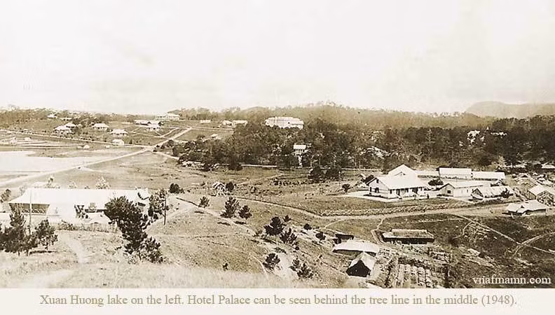 Khu vực trung tâm Đà Lạt với hồ Xuân Hương ở phía trái, tòa nhà lớn phía xa ở trung tâm bức ảnh là khách sạn Palace, năm 1948. Ảnh: Raymond Chagneau.