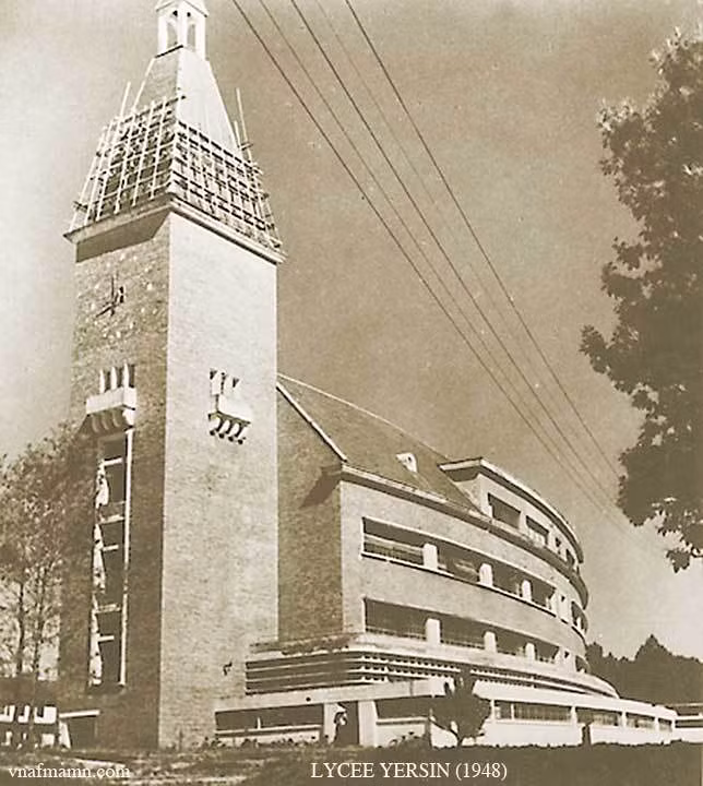 Trường Grand Lycée Yersin năm 1948, nay là Cao đẳng Sư phạm Đà Lạt. Ảnh: Raymond Chagneau.