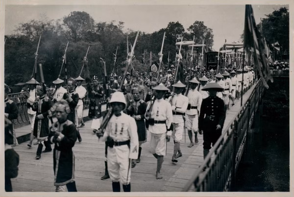 Những người lính cầm súng điểu thương gắn lưỡi lê dài trên cầu. Ảnh: Tang-Vinh Photo.