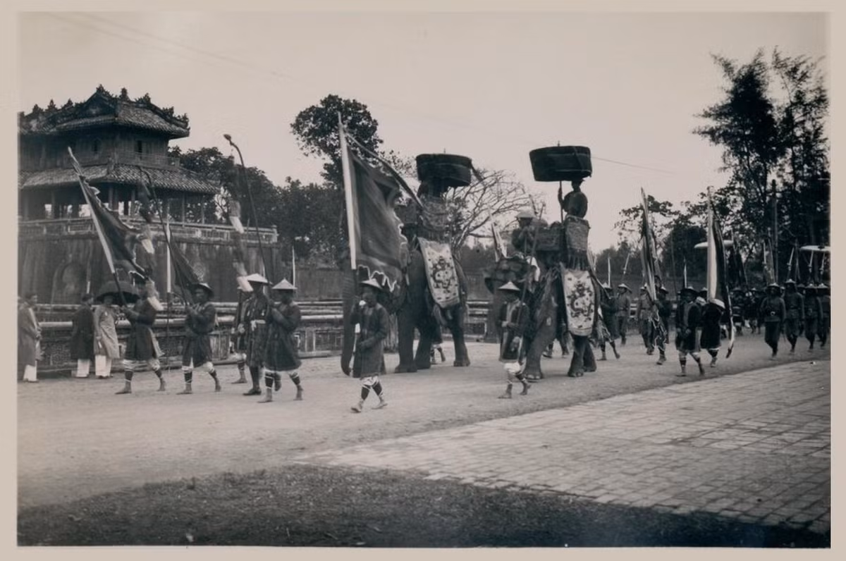 Đoàn xa giá di chuyển qua cổng Ngọ Môn. Ảnh: Tang-Vinh Photo.