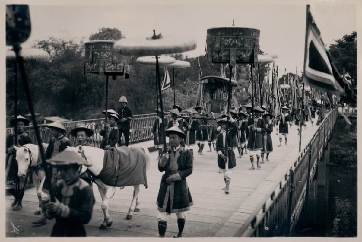 Đoàn xa giá di chuyển qua một cây cầu để đến nơi hành lễ. Ảnh: Tang-Vinh Photo.