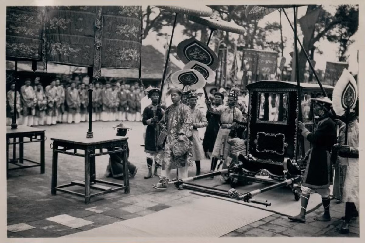 Vua Bảo Đại thực hiện nghi thức ở Trai Cung. Ảnh: Tang-Vinh Photo.