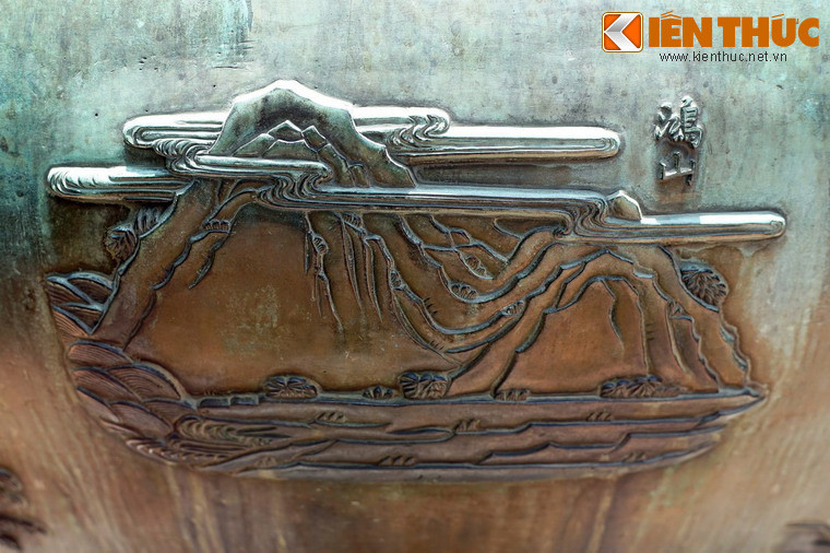 Anh đỉnh, chiếc đỉnh thứ tư khắc hình "Hồng sơn" là núi Hồng Lĩnh, ngọn núi biểu tượng tâm linh của xứ Nghệ. Tương truyền núi Hồng Lĩnh có 99 đỉnh, nhiều đỉnh được đặt tên theo truyền thuyết. Trên núi có nhiều đền chùa cổ như chùa Hương Tích, Chân Tiên.