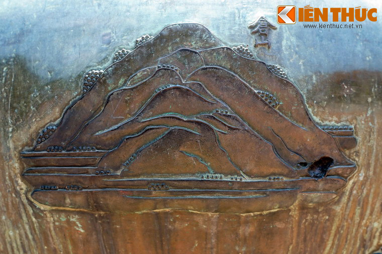 Chương đỉnh, chiếc đỉnh thứ ba khắc hình "Thượng sơn", nghĩa là núi Thượng hay núi Kim Phụng, danh thắng ở Hương Trà, Huế. Với chiều cao 427 m, đây là ngọn núi cao nhất xứ Huế. Tương truyền, xưa kia trên núi có giếng nước rất trong, đỉnh núi có tượng Phật và tượng thần núi.