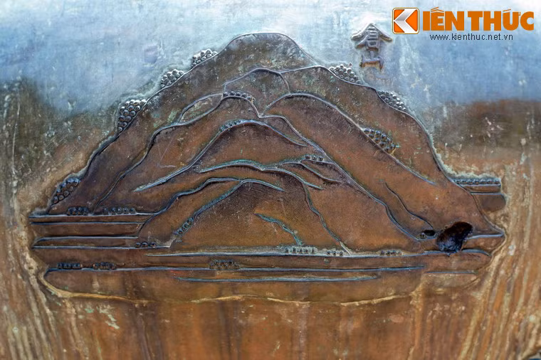 Chương đỉnh, chiếc đỉnh thứ ba khắc hình "Thượng sơn", nghĩa là núi Thượng hay núi Kim Phụng, danh thắng ở Hương Trà, Huế. Với chiều cao 427 m, đây là ngọn núi cao nhất xứ Huế. Tương truyền, xưa kia trên núi có giếng nước rất trong, đỉnh núi có tượng Phật và tượng thần núi.