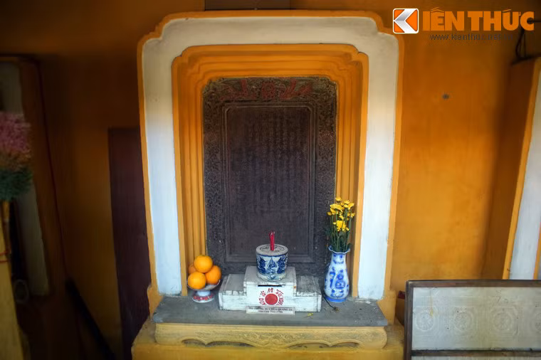 Chùa hiện còn 5 bia đá, trong đó có hai bia “ký gửi”, một của chùa Bà Mụ và một của chùa Quảng An, còn lại là 3 bia ghi công đức đóng góp dựng chùa với ít nhất hai lần trùng tu năm 1904 và năm 1943.