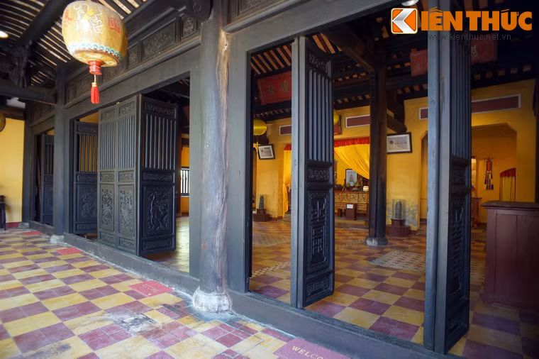 Dưới thời thuộc địa, do quy hoạch đô thị, chùa phải di dời về phía sau khuôn viên Chùa Ông (vị trí hiện tại), đổi tên là Minh Hương Phật Tự và cuối cùng lấy tên chùa Quan Âm.