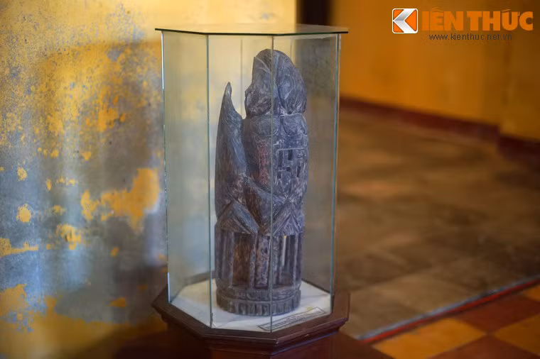 Chính điện chùa còn trưng bày một số cổ vật quý của Hội An.