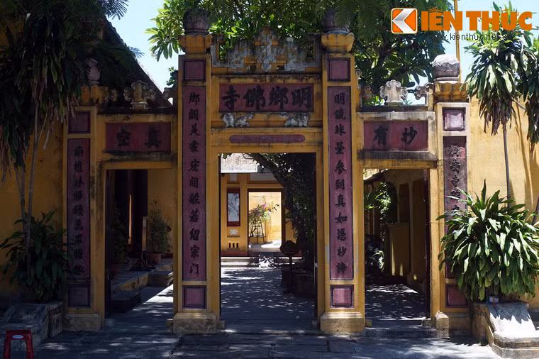 Theo hoành phi treo ngay chính điện thì chùa được xây vào năm 1653, giai đoạn hình thành của phố cổ Hội An.