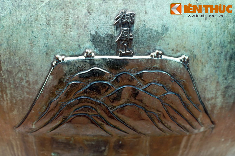 Nhân đỉnh, chiếc đỉnh thứ hai trong Cửu đỉnh nhà Nguyễn khắc hình tượng "Ngự Bình sơn" là núi Ngự Bình ở phía Nam kinh thành Huế. Nhà Nguyễn coi núi Ngự Bình là một tấm bình phong che chở cho Kinh thành. Cùng với sông Hương, núi Ngự là một biểu tượng huyền thoại của Cố đô Huế.