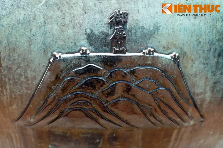 Nhân đỉnh, chiếc đỉnh thứ hai trong Cửu đỉnh nhà Nguyễn khắc hình tượng "Ngự Bình sơn" là núi Ngự Bình ở phía Nam kinh thành Huế. Nhà Nguyễn coi núi Ngự Bình là một tấm bình phong che chở cho Kinh thành. Cùng với sông Hương, núi Ngự là một biểu tượng huyền thoại của Cố đô Huế.