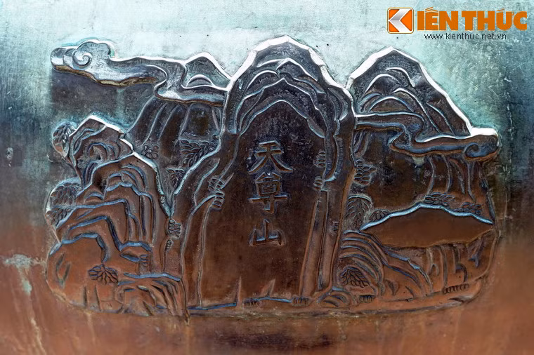 Cao đỉnh, chiếc đỉnh đầu tiền trong Cửu Đỉnh nhà Nguyễn khắc hình tượng "Thiên Tôn Sơn" là núi Thiên Tôn ở thôn Gia Miêu, Thanh Hóa, nơi phát tích linh thiêng của vương triều Nguyễn. Năm 1821, vua Minh Mạng đổi tên núi thành núi Triệu Tường, cho thần Núi ở đây được tế phụ ở đàn Nam Giao.