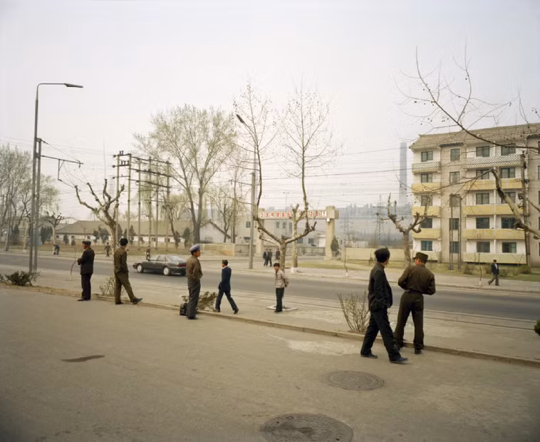 Bên một con đường ở ngoại ô Bình Nhưỡng. Ảnh: Martin Parr/ Magnum Photos.