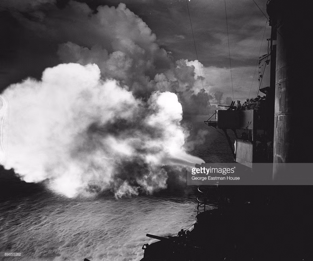 Pháo cỡ nòng 14 inch của tàu chiến Mỹ nã vào vị trí quân Nhật trong trận chiến đảo Guam. Ảnh: Getty.