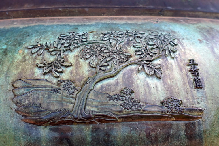 Huyền đỉnh, chiếc đỉnh cuối cùng trong Cửu Đỉnh có hình tượng "Ngũ diệp lan", nghĩa là cây ngọc lan, loài cây thân gỗ thường được trồng lấy bóng mát, có hoa rất thơm. Gỗ ngọc lan có màu nâu, cứng và đẹp, có thể đánh bóng rất láng, là loại gỗ được ưa chuộng trong sản xuất đồ nội thất...