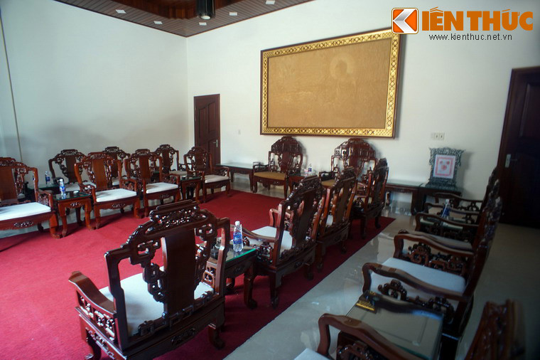 Không gian trong tháp bố trí thành 6 tầng. Hai tầng cao nhất để tôn trí xá-lợi của Đức Phật, xá-lợi chư Thánh Tăng và tượng Phật; ba tầng tiếp theo dùng làm nơi tàng trữ tài liệu nghiên cứu Phật học, nơi hành thiền và trưng bày các món quà lưu niệm; tầng thấp nhất là phòng Khánh tiết...