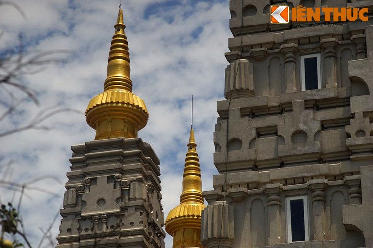 Thiết kế của tháp thể hiện một phần vũ trụ quan của Phật giáo với Núi Tu-di (Sineru) ở trung tâm và tứ đại châu (Đông Thắng thần châu, Tây Ngưu hóa châu, Nam Thiện bộ châu và Tây Ngưu hóa châu) ở bốn hướng.