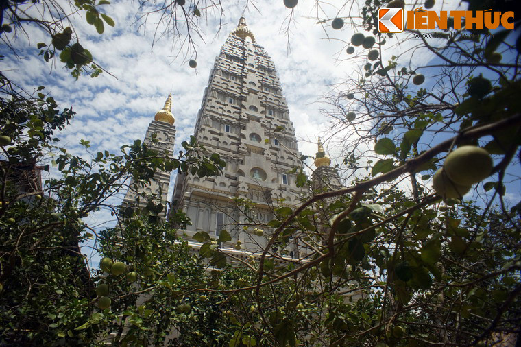 Ngôi bảo tháp này được mô phỏng theo mẫu ngôi đại tháp ở Bồ Đề Đạo Tràng, nơi Đức Phật thành đạo ở Ấn Độ, với kích cỡ thu nhỏ. Công trình gồm 5 đỉnh tháp chụm vào nhau, trong đó tháp chính nằm ở trung tâm cao 37 mét, bốn tháp phụ xung quanh cao khoảng 24 mét.