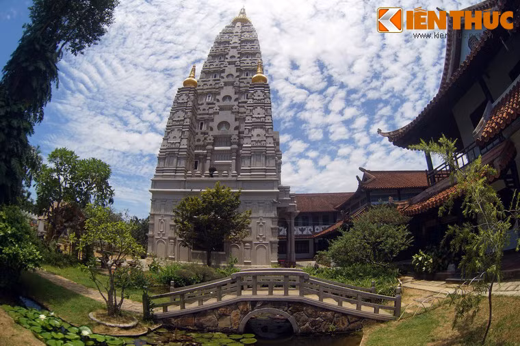 2. Tọa lạc tại xã Hương Hồ, huyện Hương Trà, tỉnh Thừa Thiên Huế, chùa Huyền Không được xây dựng năm 1978, là ngôi chùa có kiến trúc độc đáo được nhiều người biết đến ở xứ Huế. Công trình ấn tượng nhất của chùa là tòa bảo tháp Đại Giác, được khánh thành năm 2015.