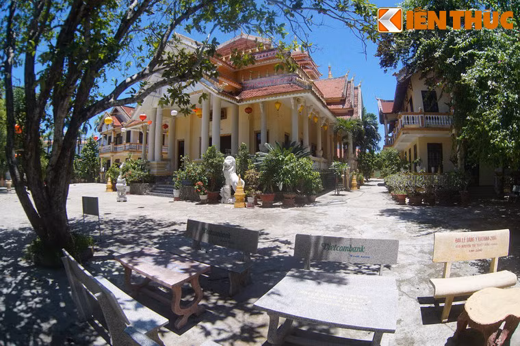 Khuôn viên chùa khá rộng và nhiều cây xanh.