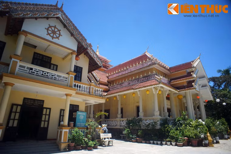 Hai bên chính điện có các dãy nhà hành chính, nhà khách... mang kiến trúc hài hòa với cảnh quan tổng thể.