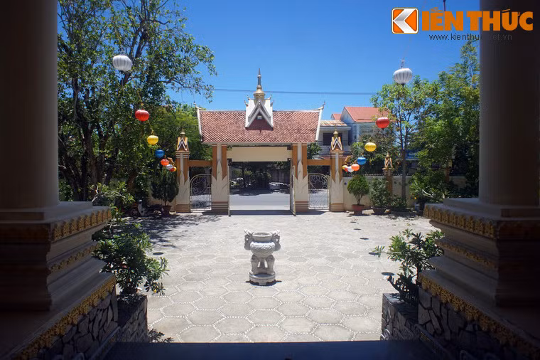 Từ chính điện nhìn ra cổng tam quan chùa.