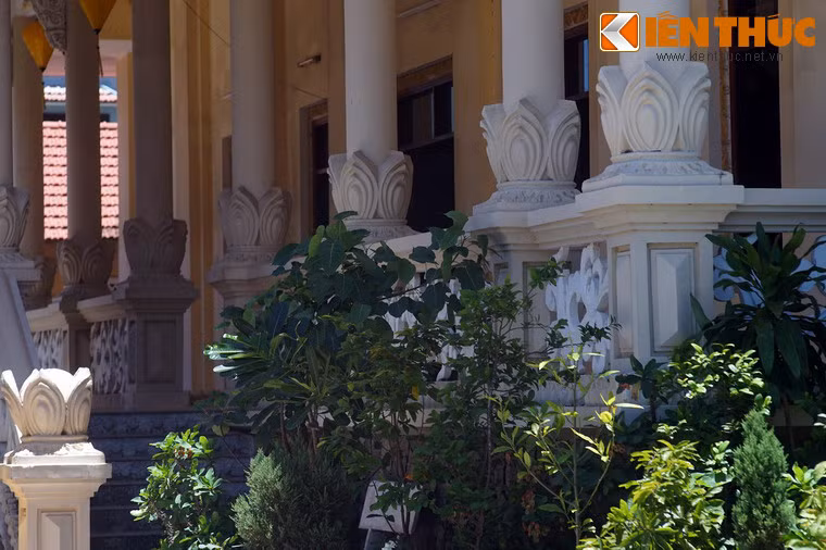 Các dãy cột quanh hành lang bên ngoài chính điện.