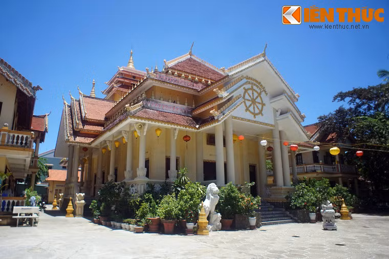 Công trình được xây với nhiều tầng mái, một nét đặc trưng của kiến trúc chùa Thái Lan và Campuchia.