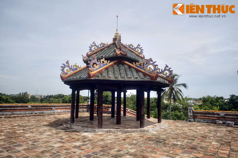 Đình Bát Phong nằm trên nền đài, là một tòa đình có 8 cạnh, hai tầng mái, được chống đỡ bằng 12 cột gỗ.