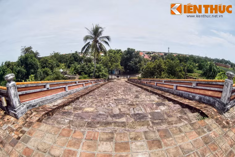 Các hiện tượng thời tiết thông thường như mưa, nắng, gió và bất thường như hạn hán, lũ lụt cũng được ghi nhận từ đây rồi báo cáo về cho vua nhằm có kế hoạch ứng phó trong triều đình và dân chúng.