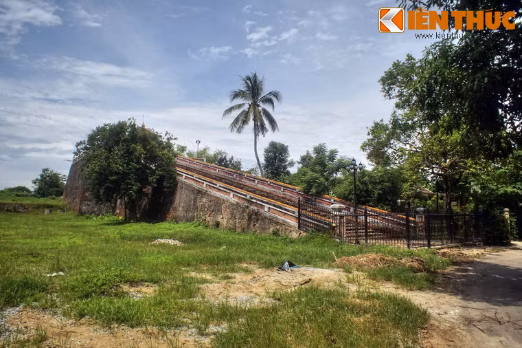 Nền đài gồm hai phần, phần trước là khối kiến trúc hình tứ giác có dạng tương tự như một pháo đài, phần sau là dãy bậc cấp thoai thoải dẫn lên trên mặt nền.