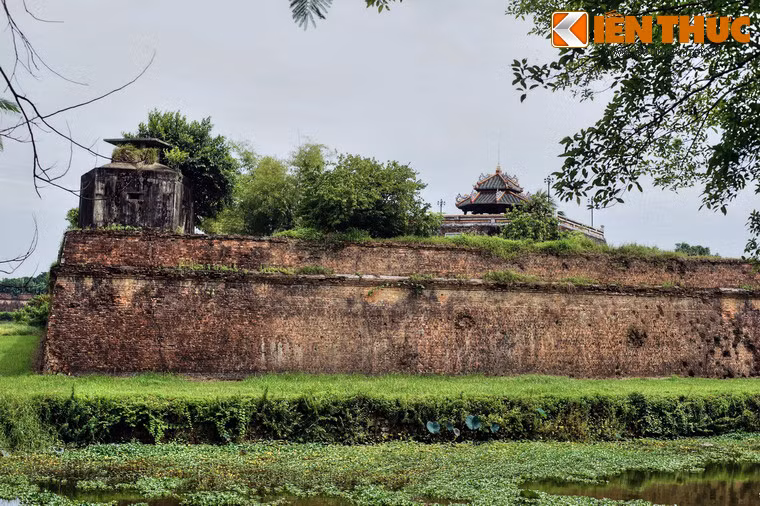 Vị trí của Quan Tượng Đài nằm ở thượng thành (mặt trên thành) góc Tây Nam Hoàng thành, thuộc phạm vi pháo đài Nam Minh (hiện thuộc địa phận phường Thuận Hoà, thành phố Huế).