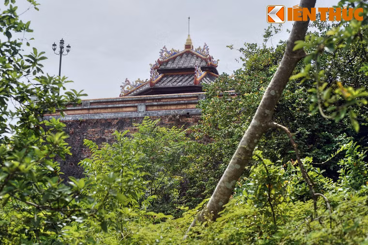 Trước đó, vào thời Hậu Lê, ở Kinh đô Thăng Long đã có một đài thiên văn và cơ quan Khâm Thiên Giám, nhưng đã mất hoàn toàn dấu vết. Những gì còn lưu lại chỉ là một tên phố Khâm Thiên.