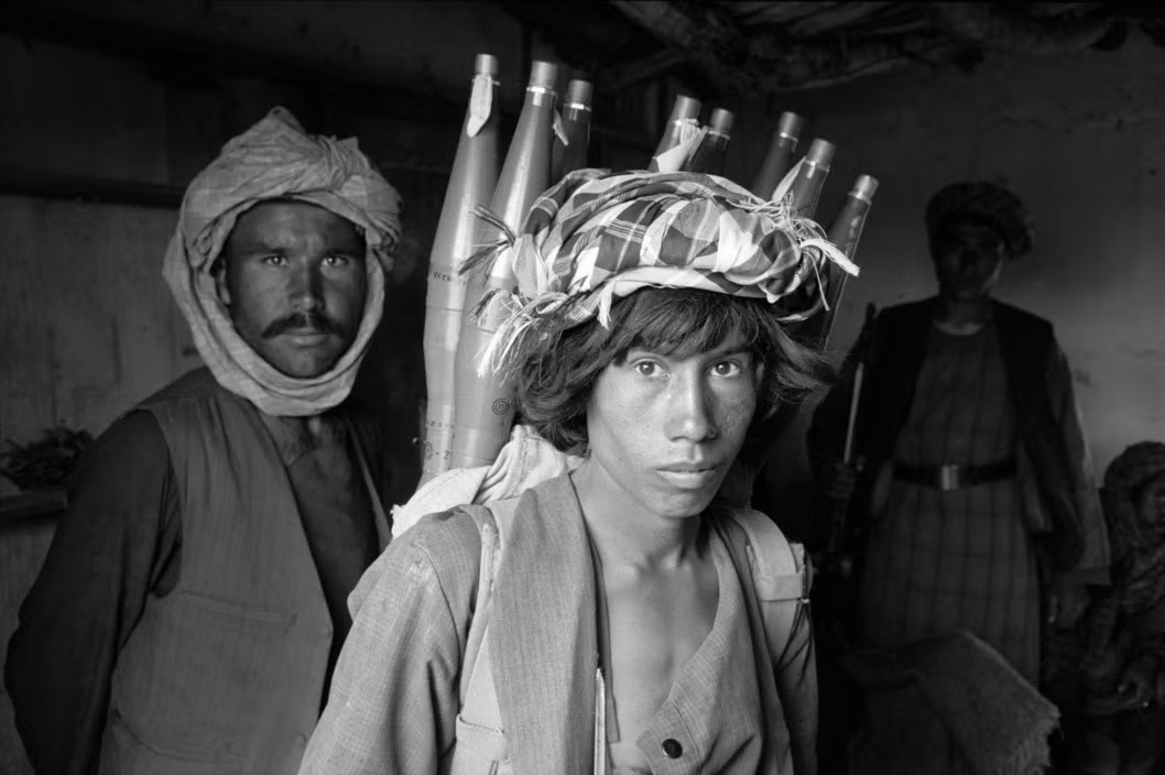 Dân quân tộc người Uzbeck thuộc lực lượng Mujahideen trong một khu vực ở thủ đô Kabul. Ảnh: A. Abbas/Magnum Photos.