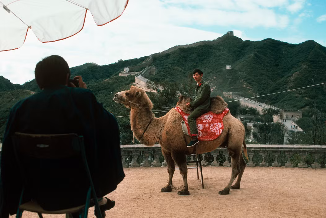 Một quân nhân cưỡi lạc đà chụp ảnh lưu niệm ở Tử Cấm Thành. Ảnh: Thomas Hoepker/ Magnum Photos.