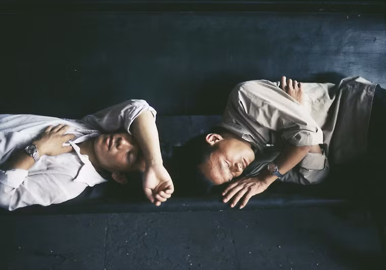 Giấc ngủ của hai người đàn ông trên đường phố. Ảnh: Thomas Hoepker/ Magnum Photos.