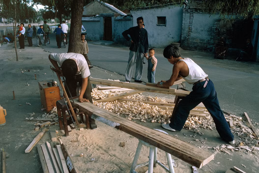 Những người thợ mộc hành nghề ở phố cổ. Ảnh: Thomas Hoepker/ Magnum Photos.