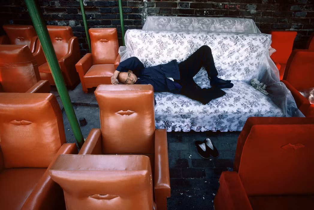 Người đàn ông ngủ trên chiếc giường bày trên phố của một cửa hàng nội thất. Ảnh: Thomas Hoepker/ Magnum Photos.