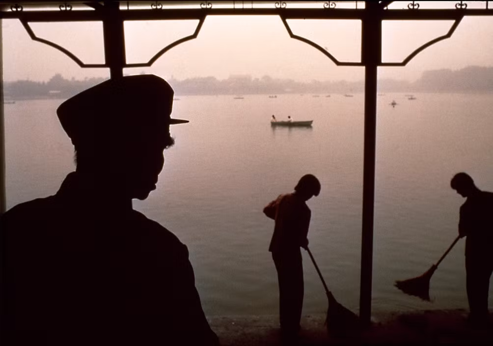 Hồ Côn Minh ở Di Hòa Viên, cung điện mùa hè của nhà Thanh ở Bắc Kinh. Ảnh: Thomas Hoepker/ Magnum Photos.