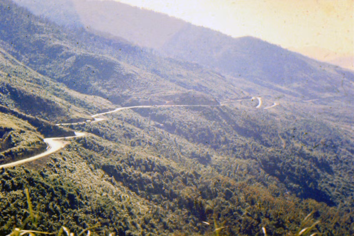 Cung đường uốn lượn trên sườn núi. Ảnh: Jack McCabe.