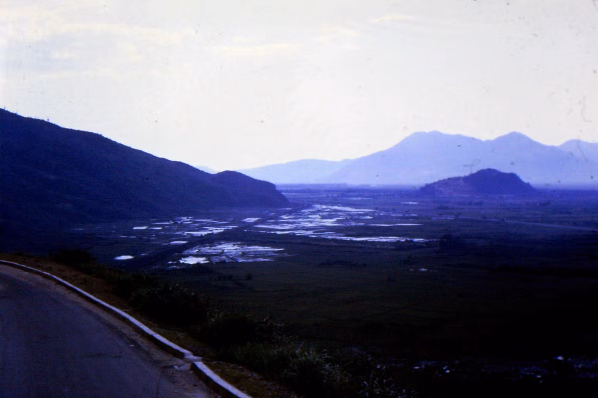 Những rặng núi hùng vĩ của dãy Trường Sơn ẩn hiện trong sương mờ. Ảnh: Jack McCabe.