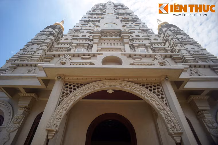 Thiết kế của tháp thể hiện một phần vũ trụ quan của Phật giáo với Núi Tu-di (Sineru) ở trung tâm và tứ đại châu (Đông Thắng thần châu, Tây Ngưu hóa châu, Nam Thiện bộ châu và Tây Ngưu hóa châu) ở bốn hướng.