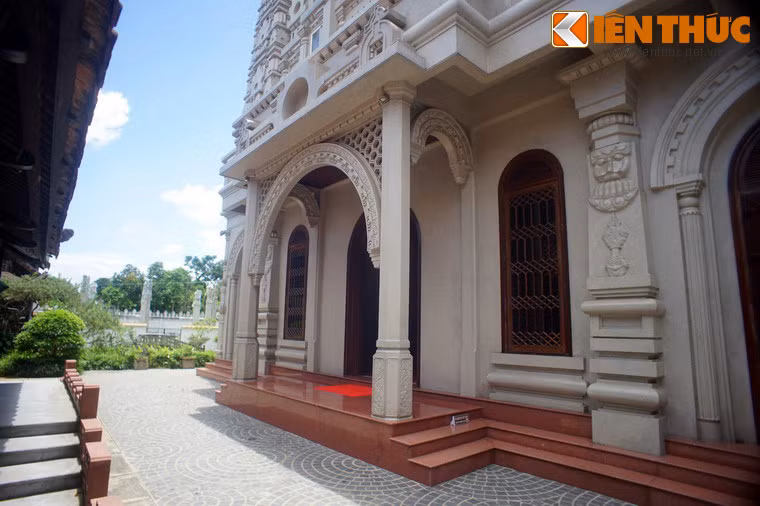 Trong hai tầng thấp nhất, tầng trên dùng làm Thiền phòng và phòng trưng bày các món quà lưu niệm, tầng nền sẽ là phòng Khánh tiết và dùng để đón tiếp các vị khách, đoàn khách vãng lai quan trọng.