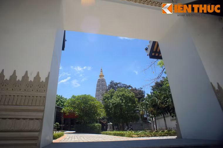 Công trình ấn tượng nhất của chùa là tòa Bảo tháp Đại Giác, được khánh thành năm 2015.